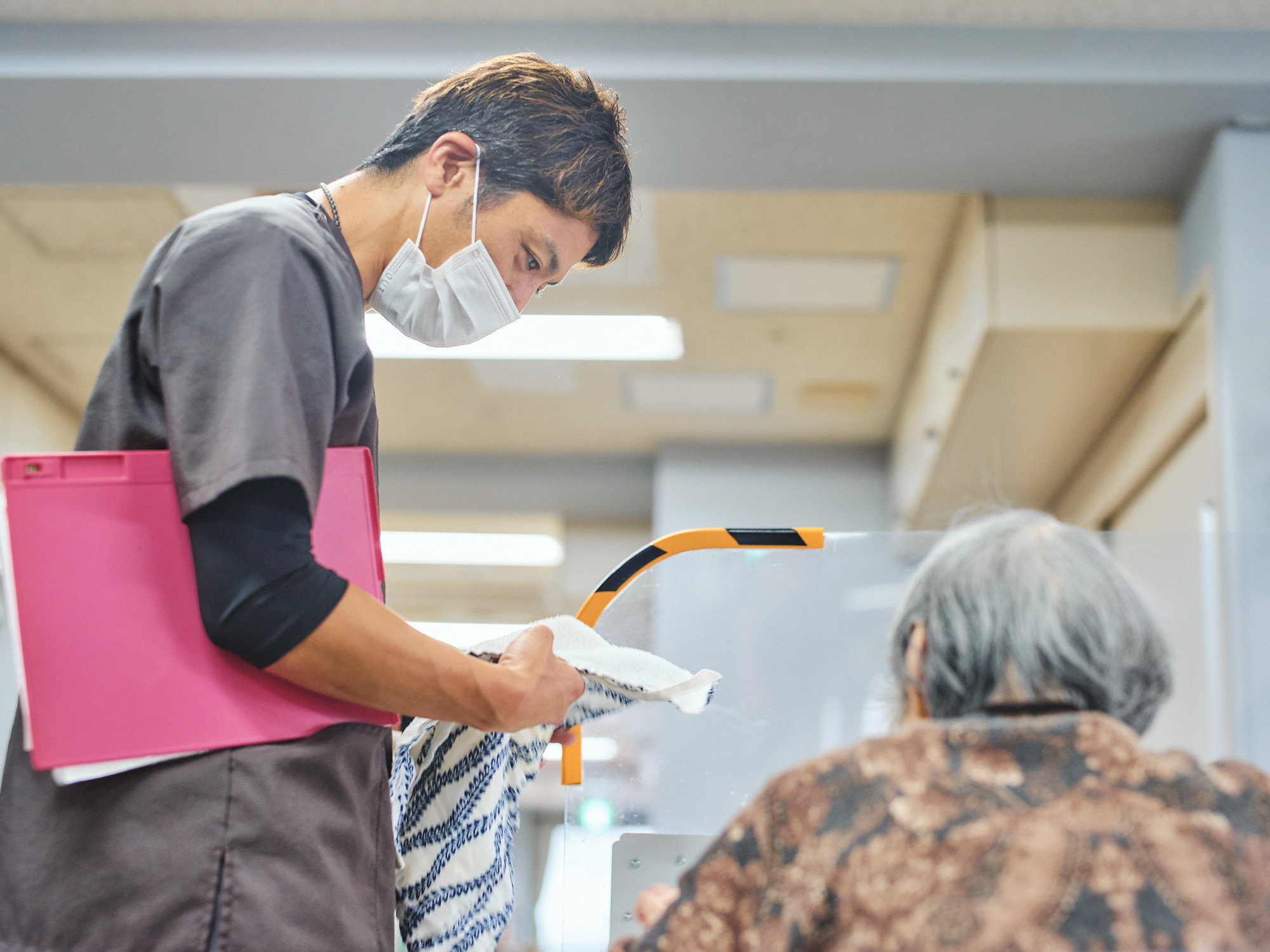 ご利用者様と会話する新田さんの写真