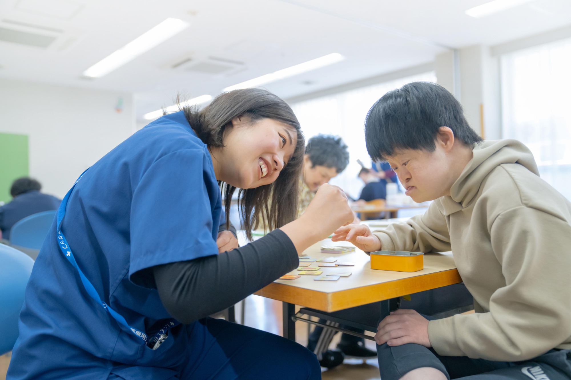 クルスさんとご利用者様が作業している写真