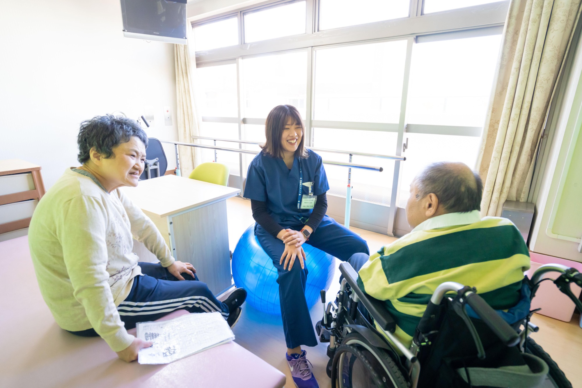 ご利用者様と体を動かすクルスさんの写真