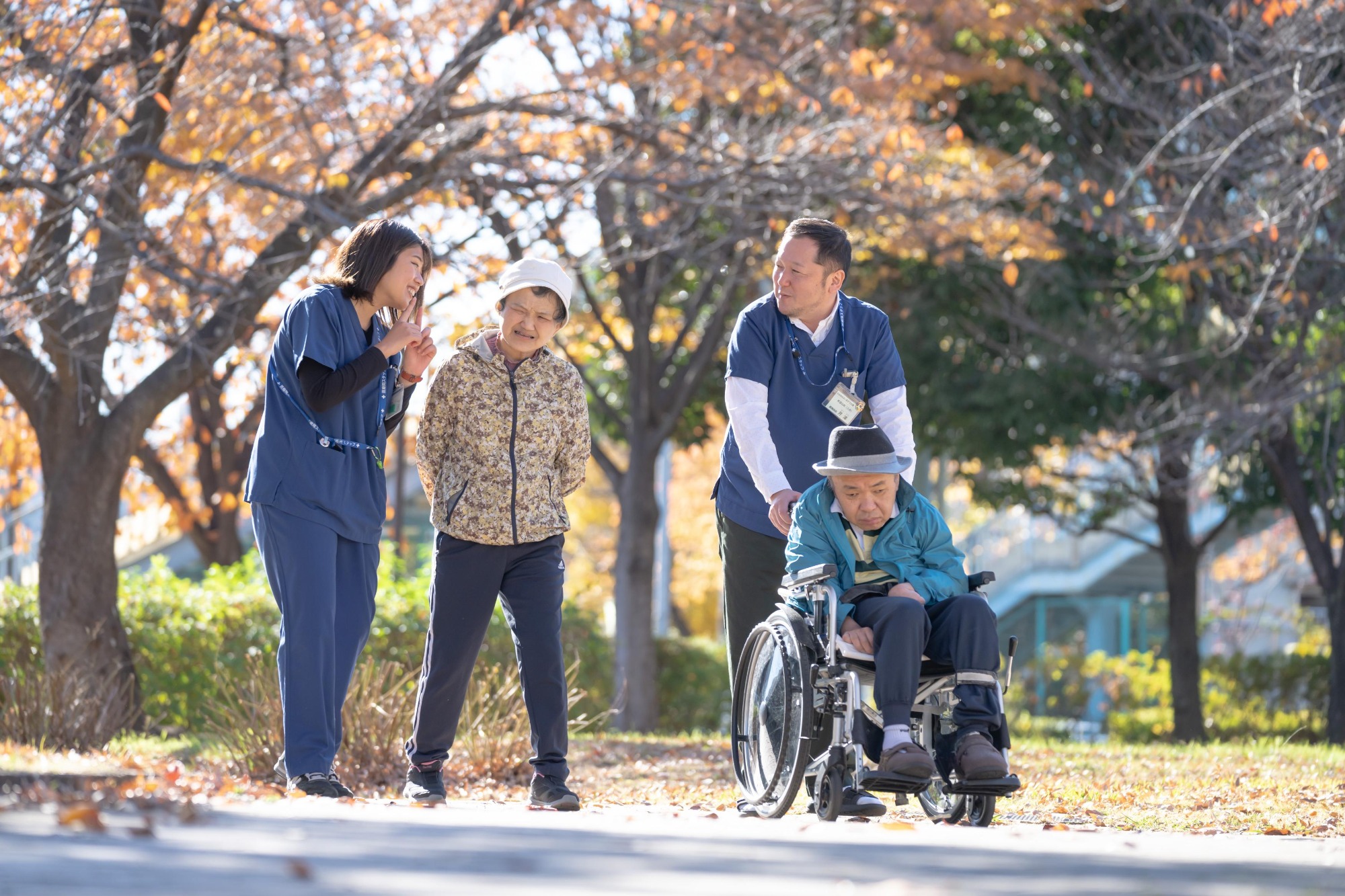 ご利用者様と職員のが散歩をしている写真