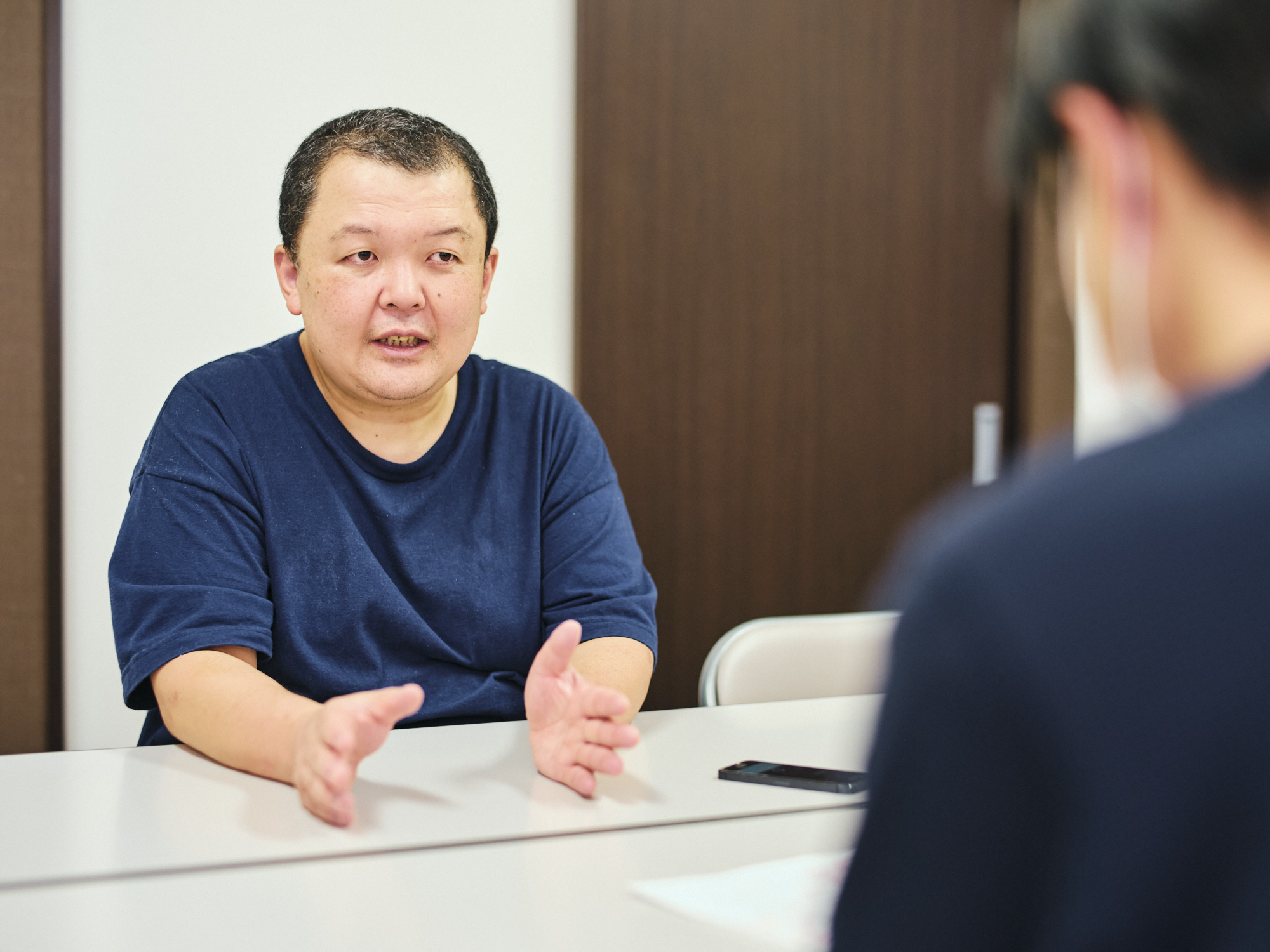 インタビューを受ける藤井さんの正面からの写真