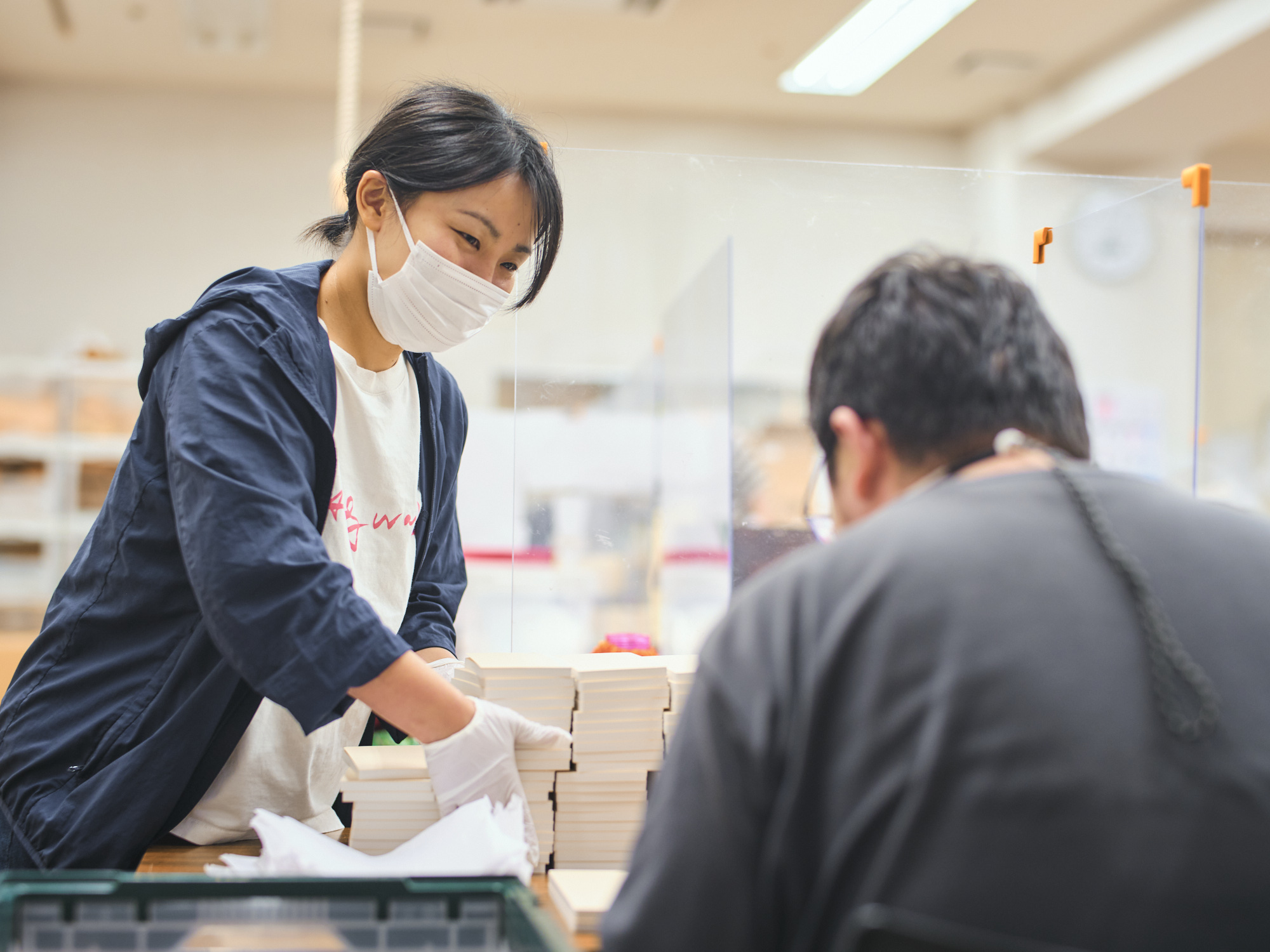 ご利用者様と会話をする春日さんの写真