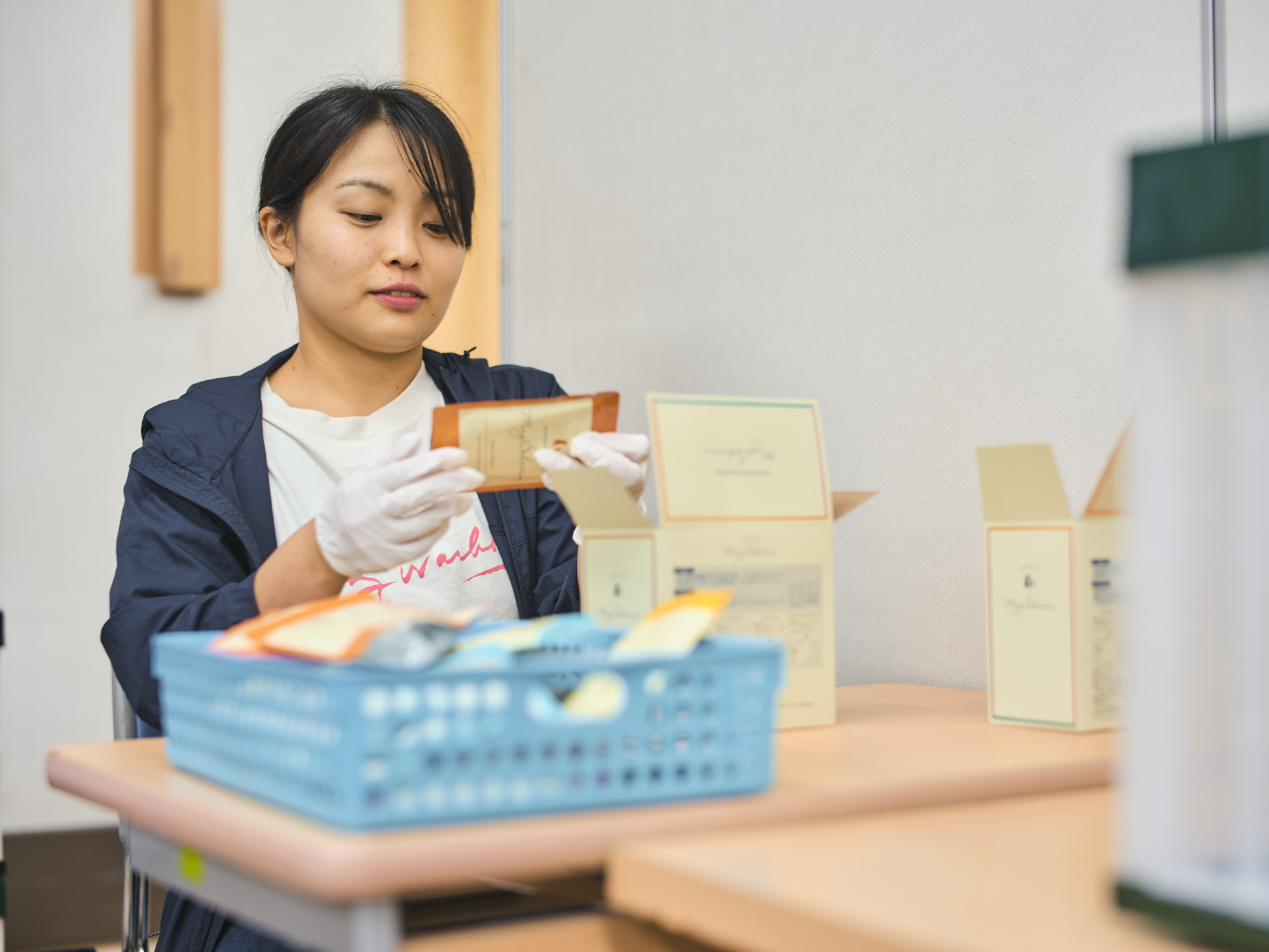 作業をする春日さんの写真