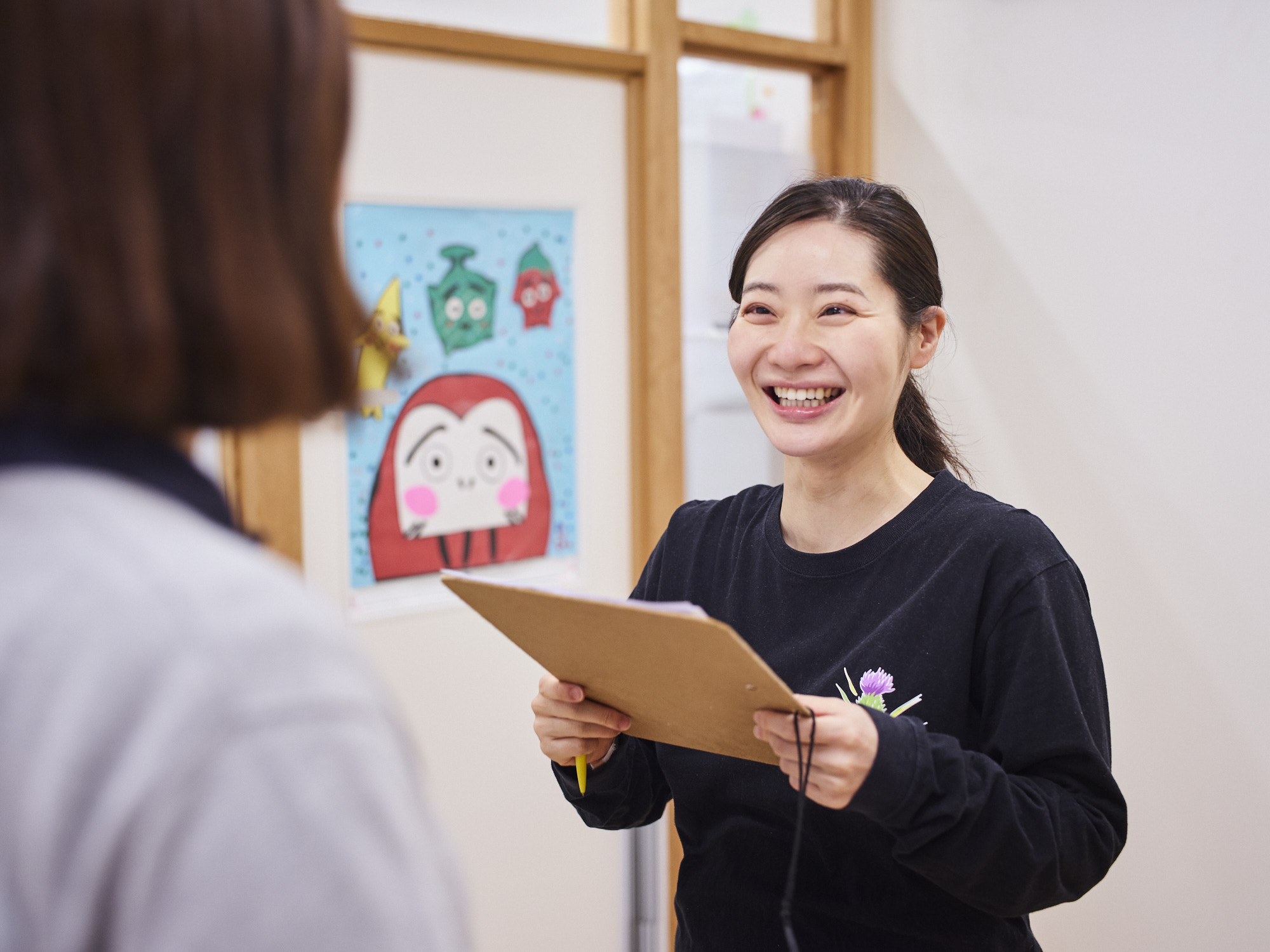 会話をする井上さんの写真