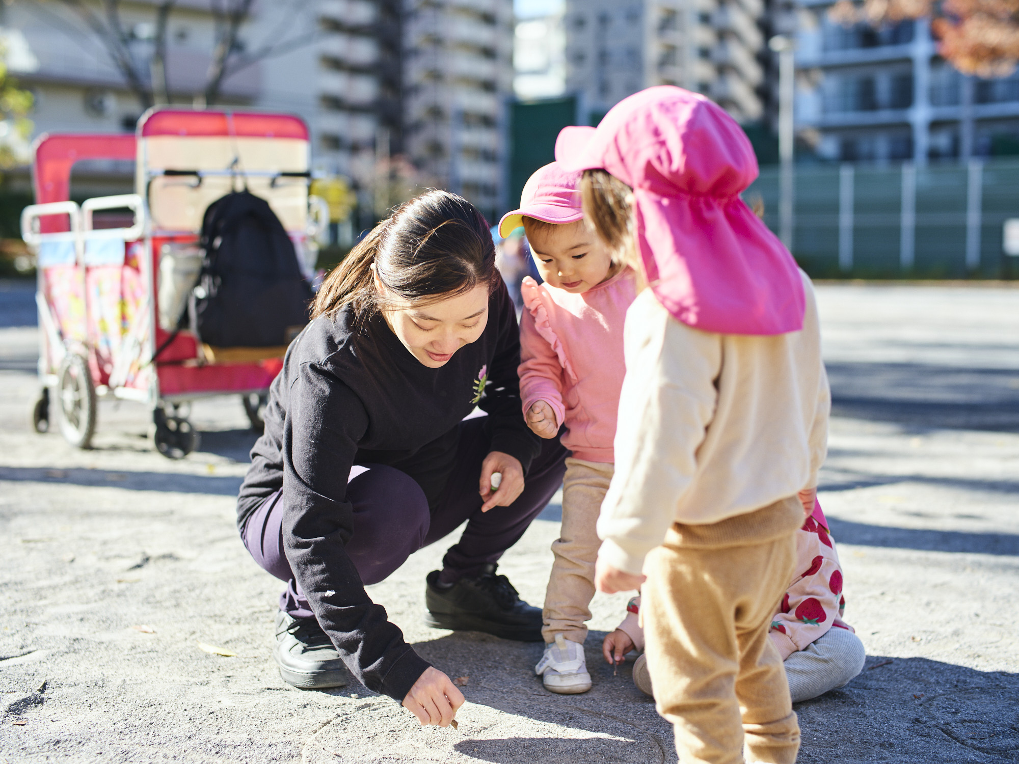 子供と砂場で遊ぶ描くぶ井上さんの写真