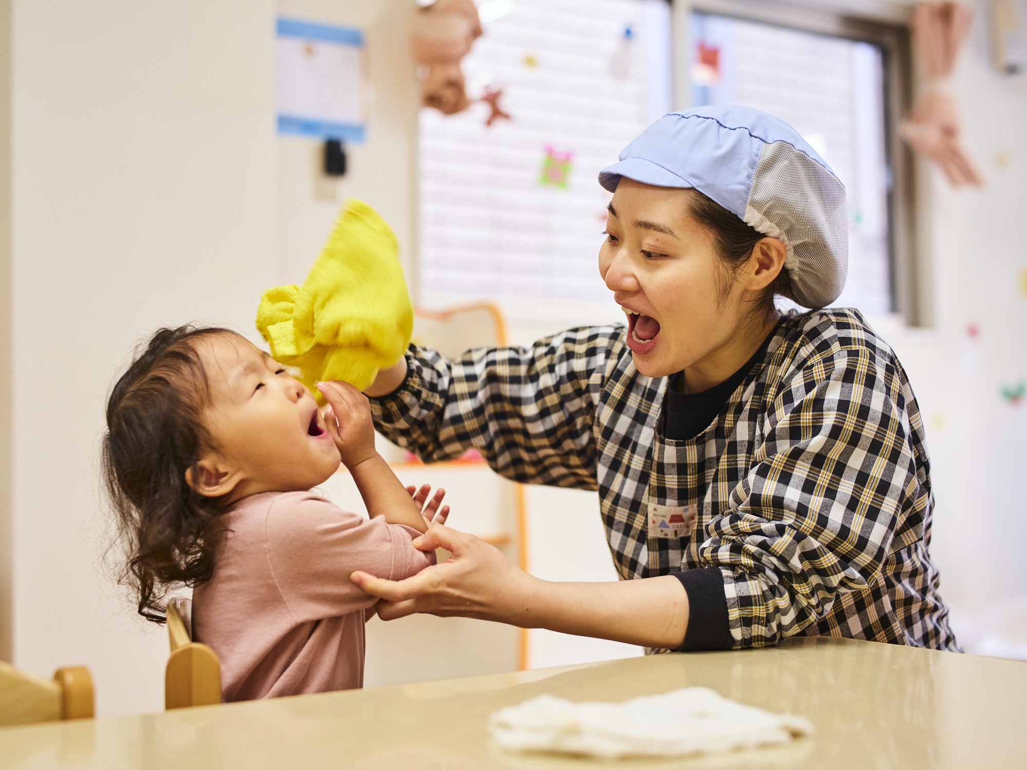 子供の顔をふく井上さんの写真