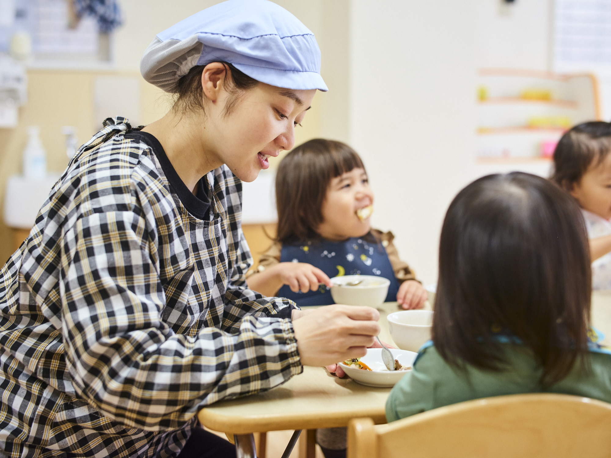 子供たちと食事をする井上さんの写真