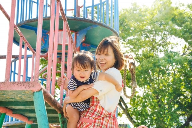 公園で遊ぶ親子の写真