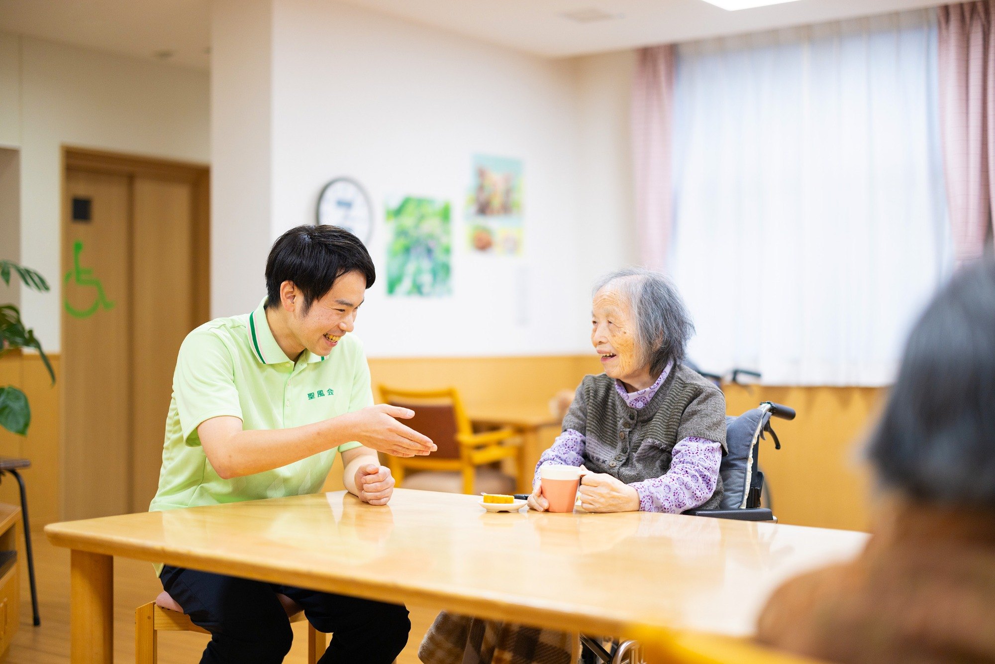 ご利用者様の介護をする島崎さんの写真