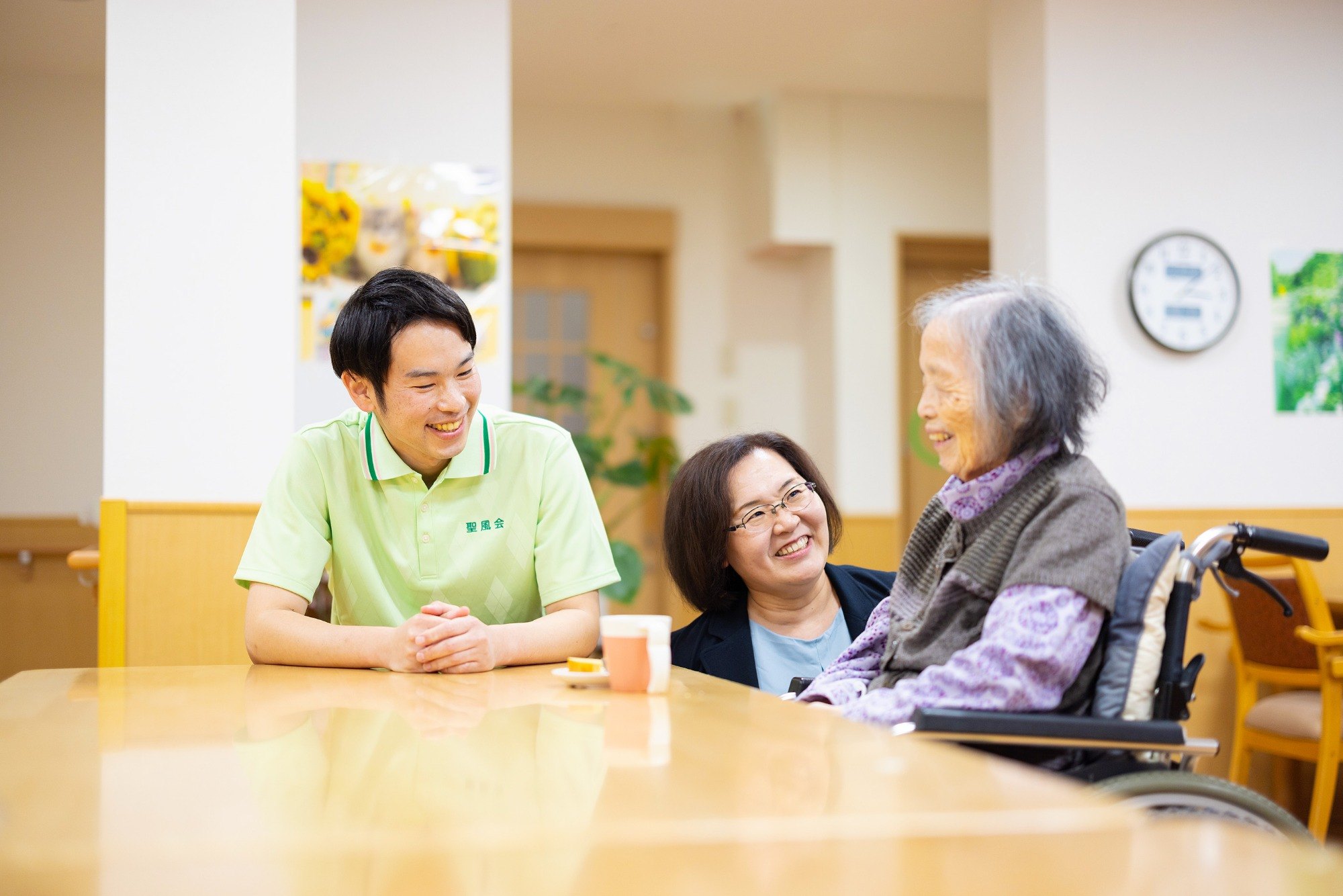 ご利用者様と会話をする雨宮さんの写真