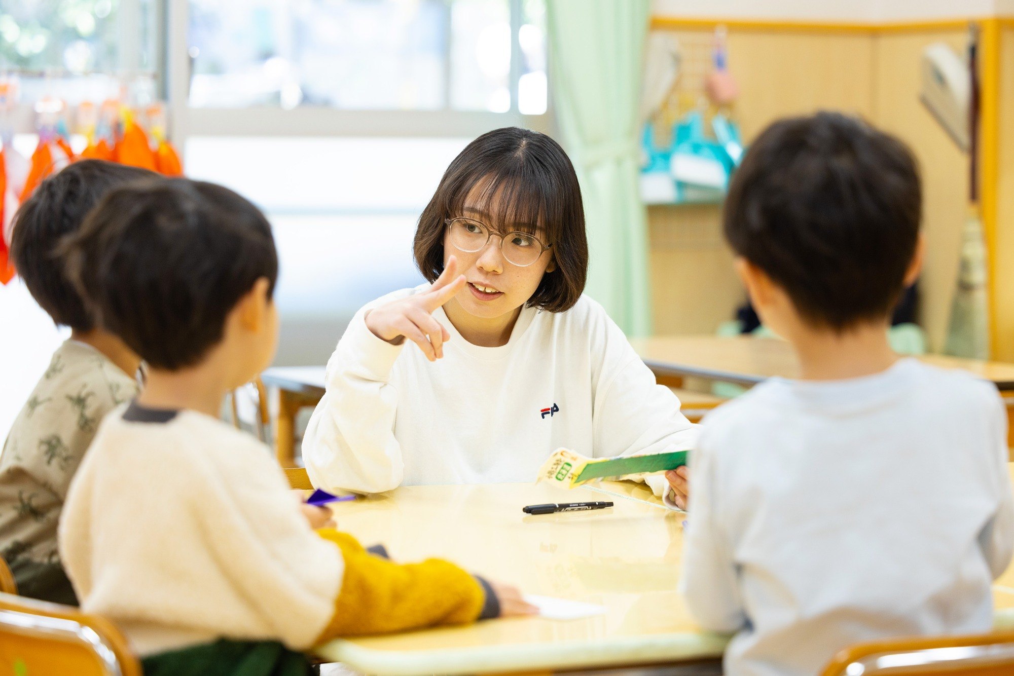 子供たちとお話をする安西さんの写真