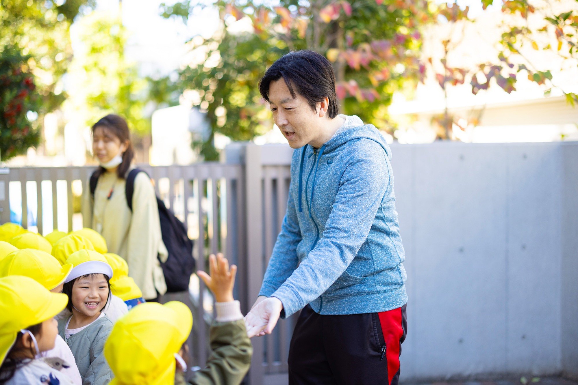 子供たちと遊ぶ杉浦さんの写真