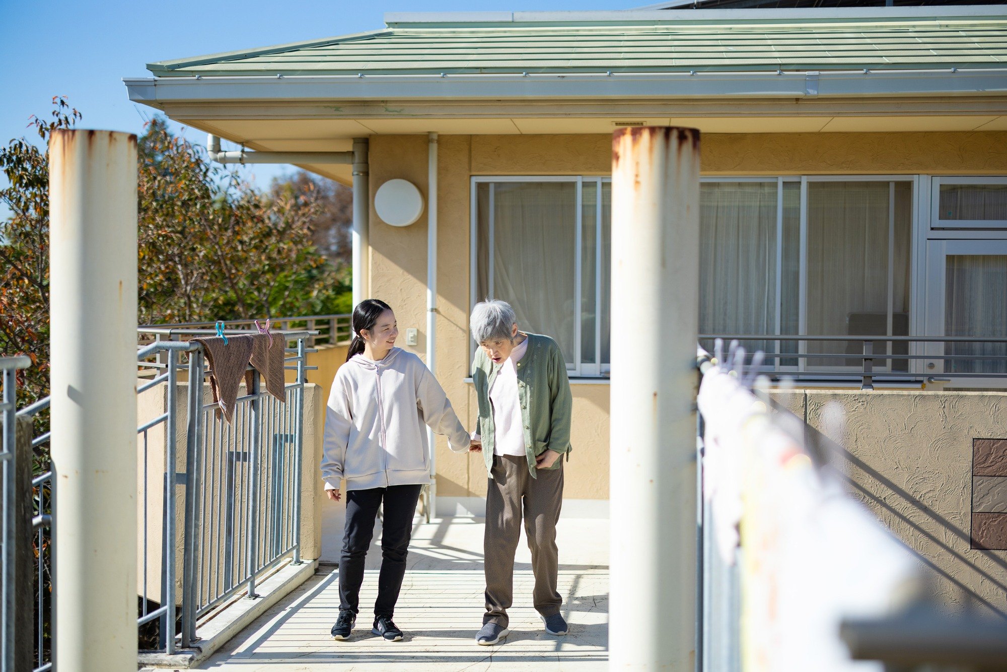 ご利用者様の介助をする塚本さんの写真