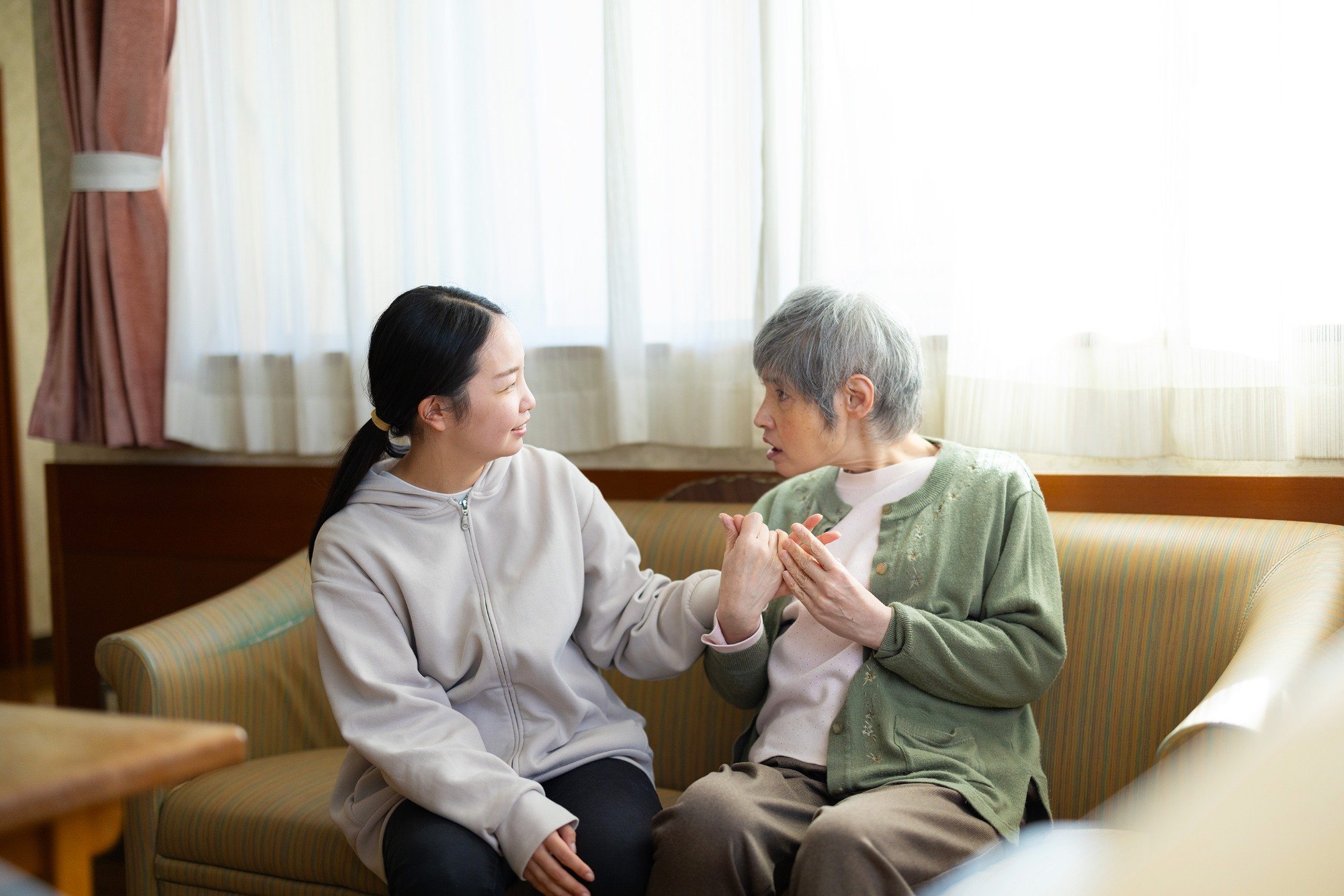 ご利用者様とコミュニケーションをとる塚本さんの写真