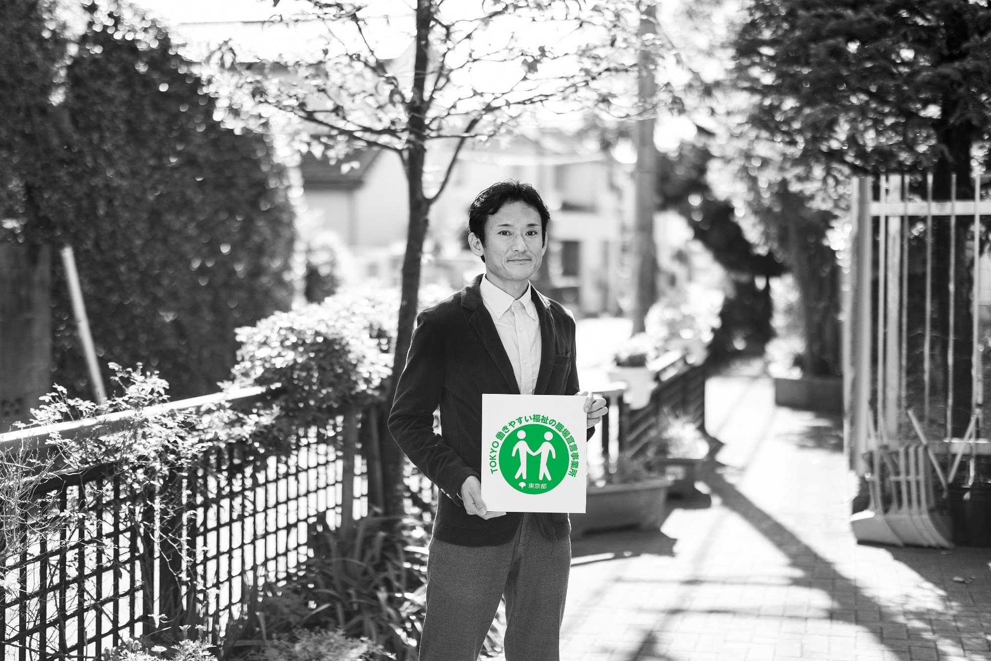 緑の宣言マークを持つ新津さんの写真