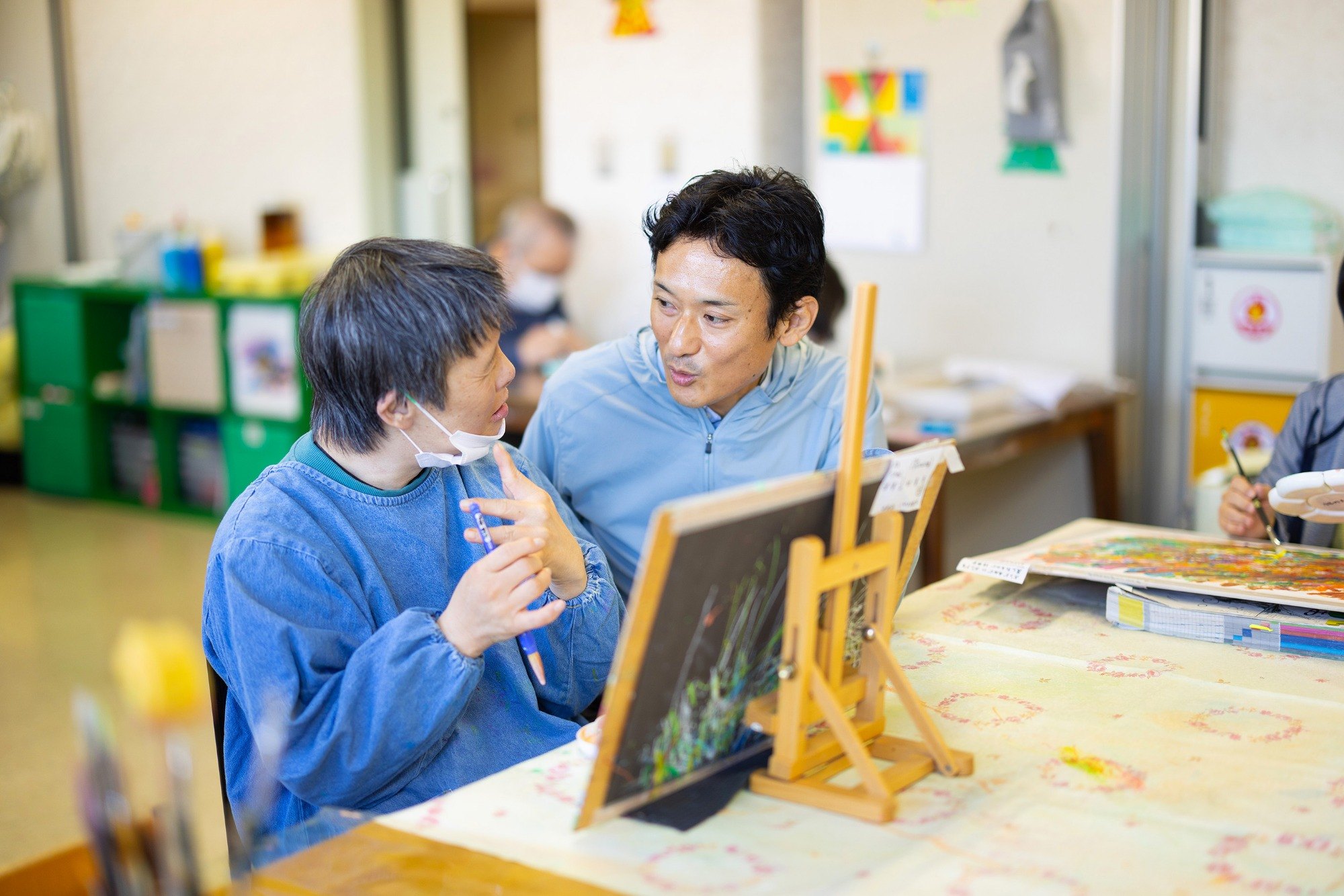 ご利用者様とコミュニケーションをとる新津さんの写真