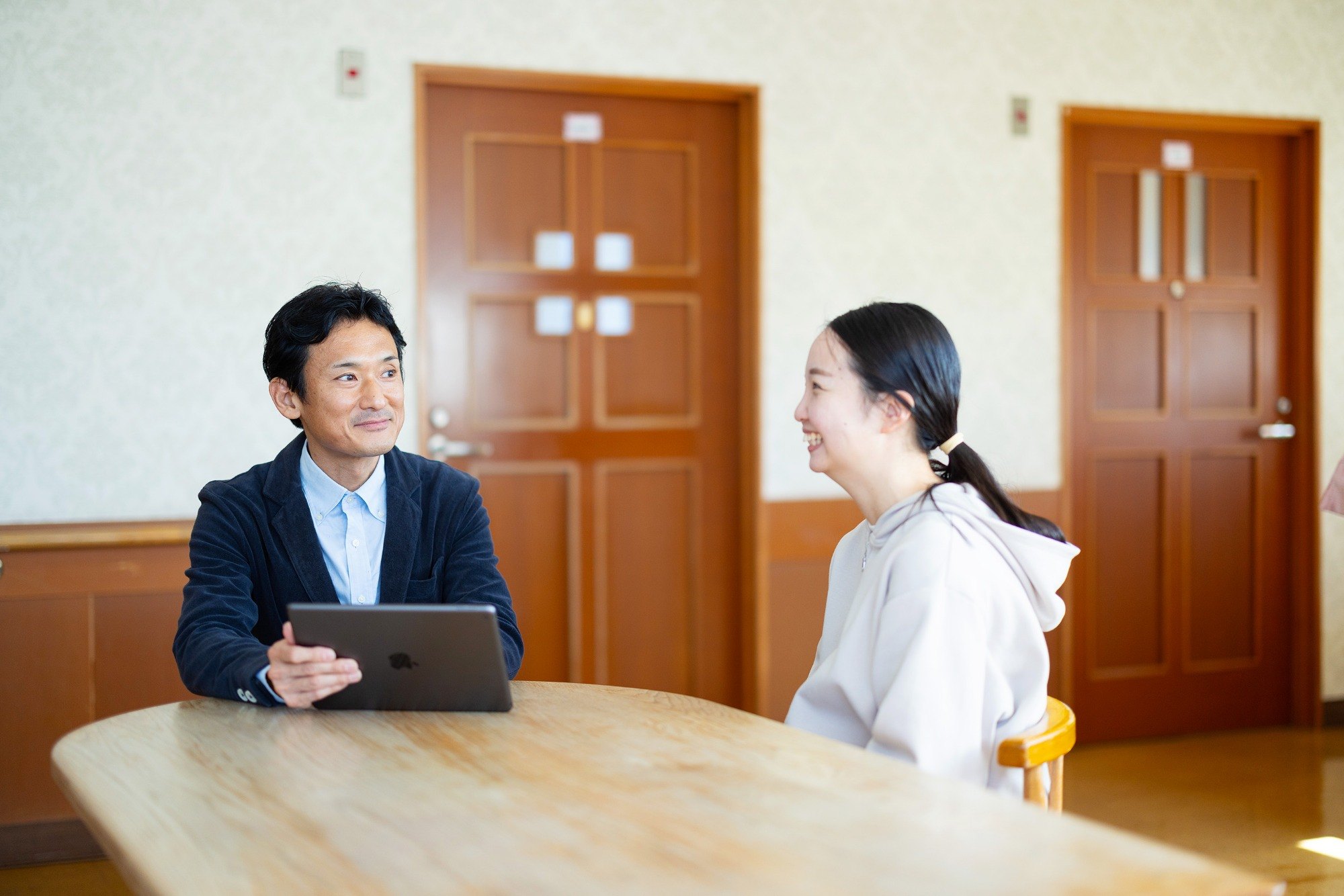 ミーティングをする新津さん写真