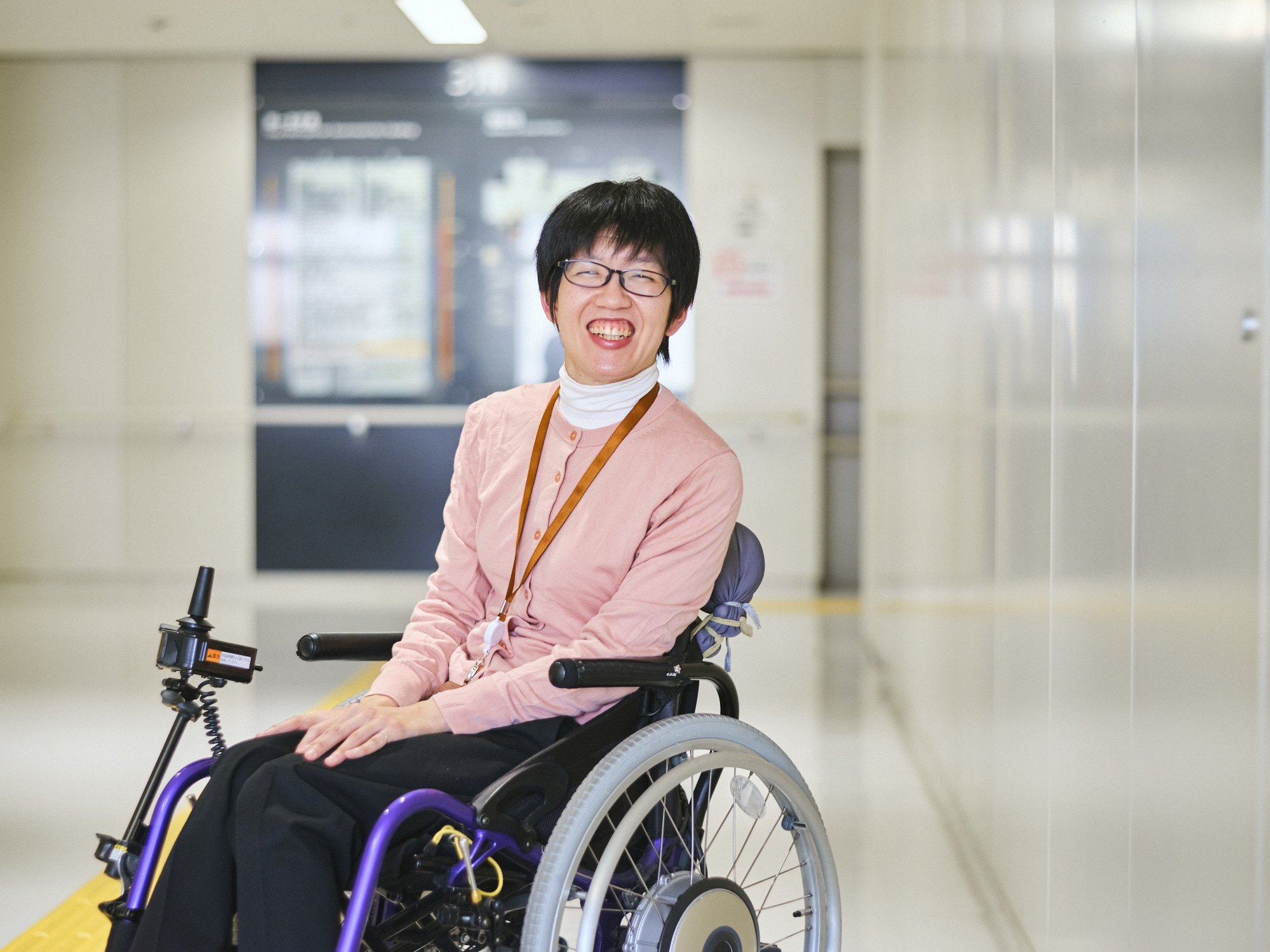 車いすの加藤 舞子さんの正面写真