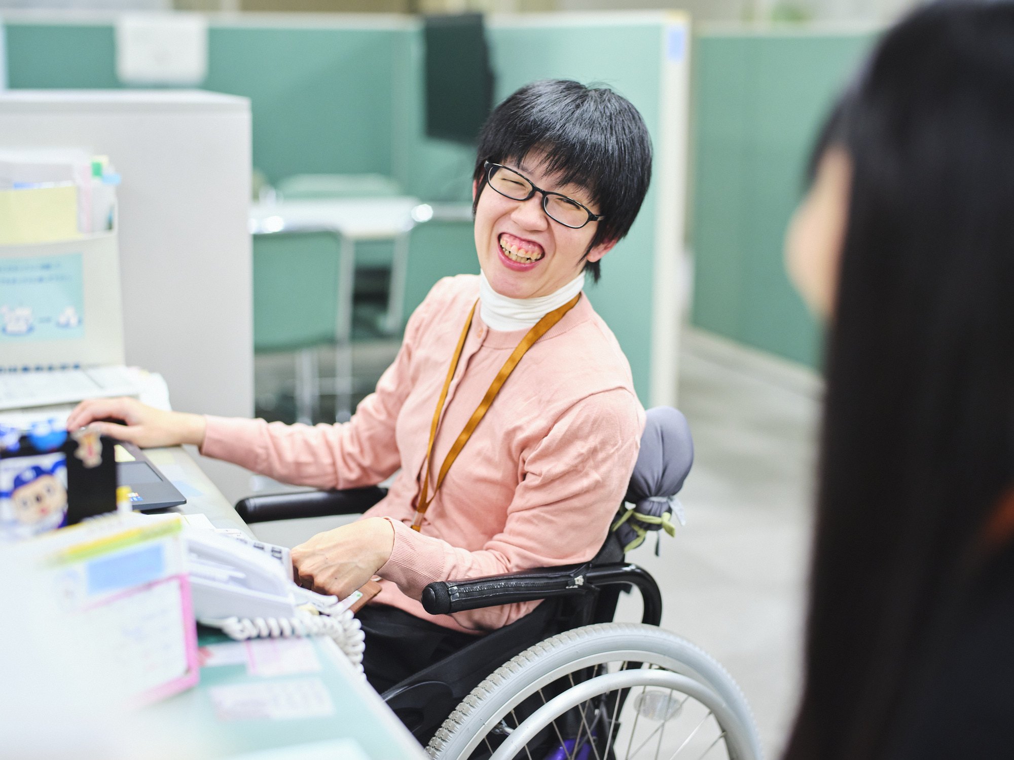 パソコン横で話をする加藤さんの写真