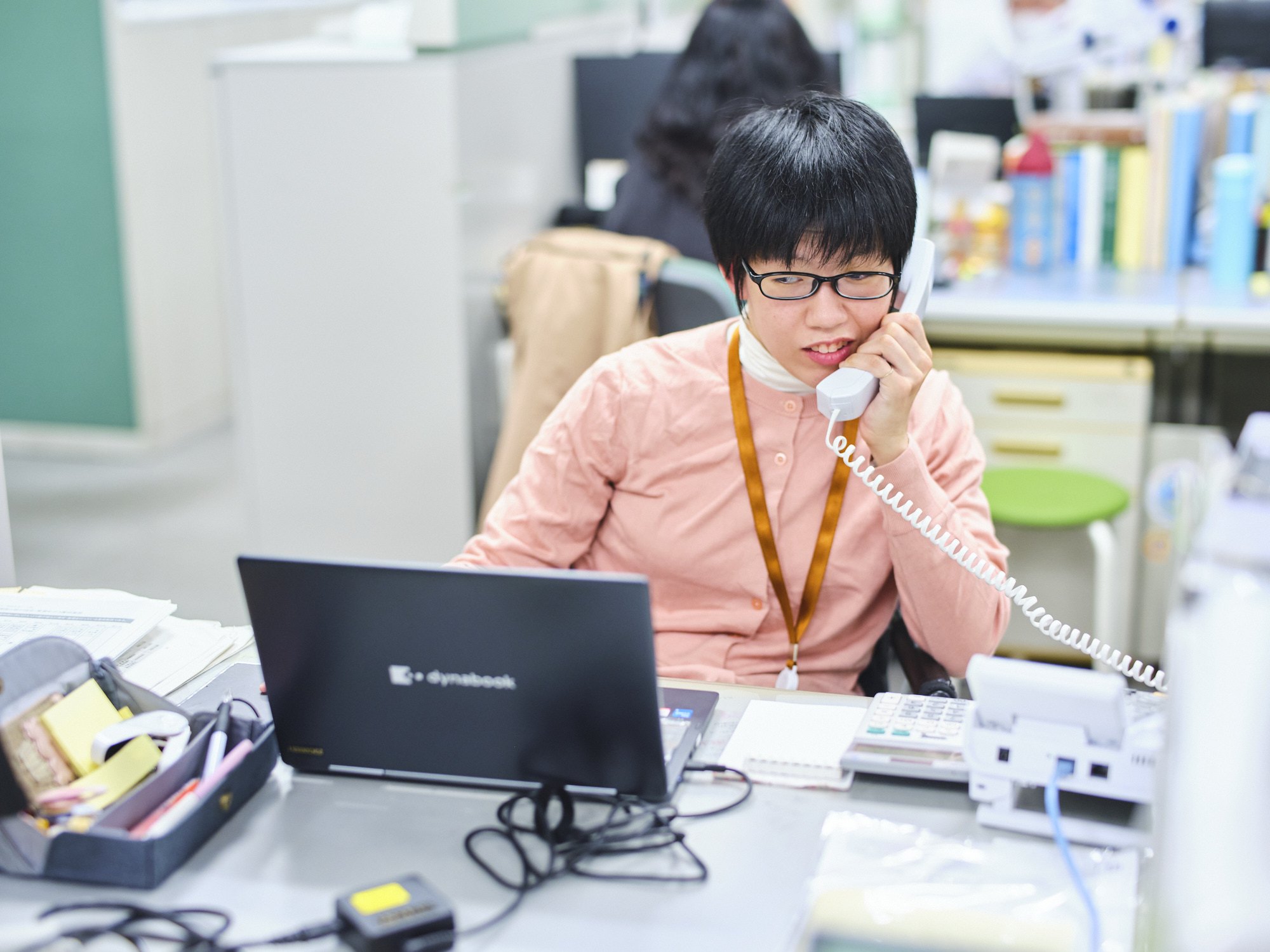 電話で話をする加藤さんの写真