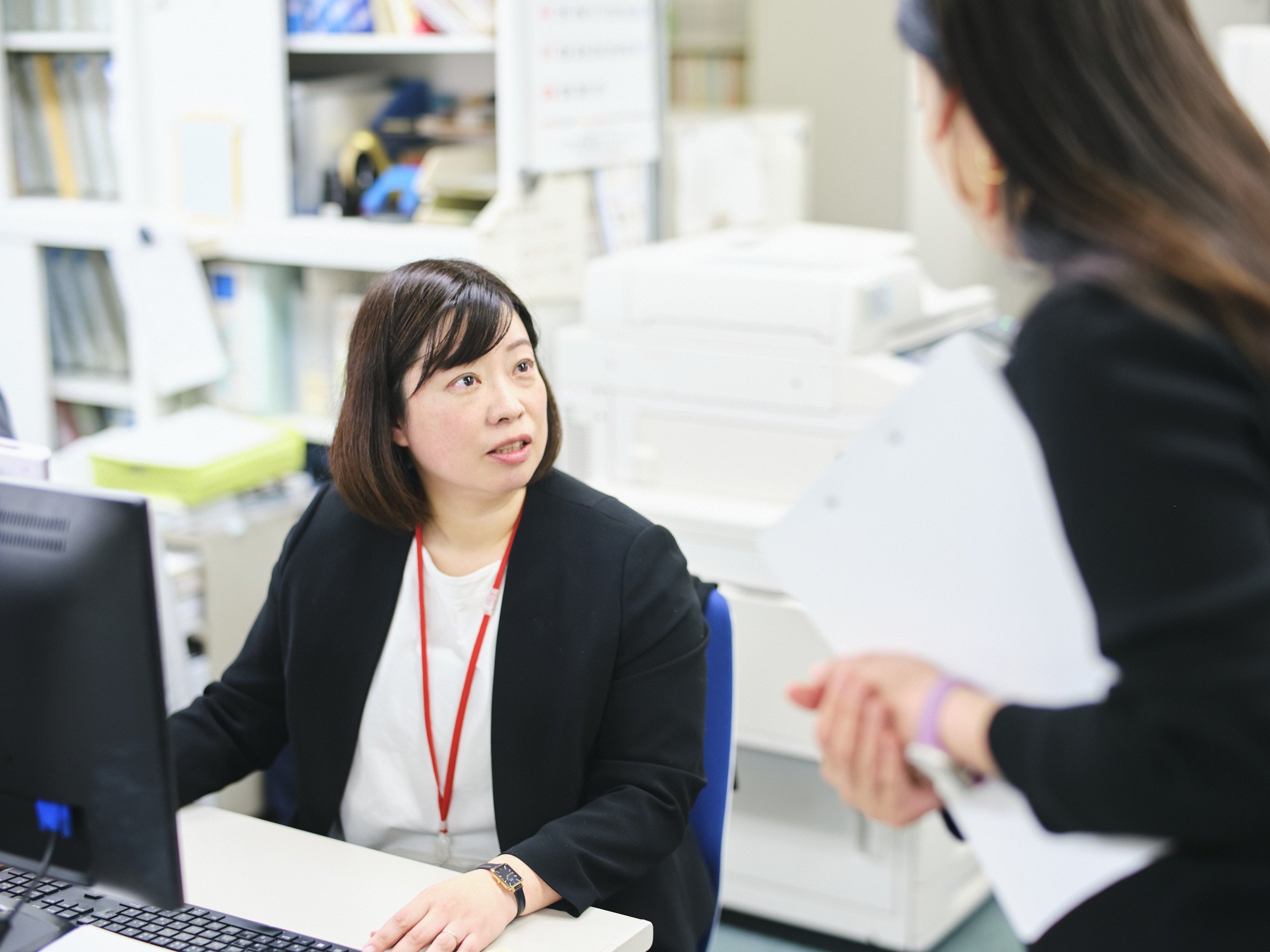 受け答えをする近藤さんの写真