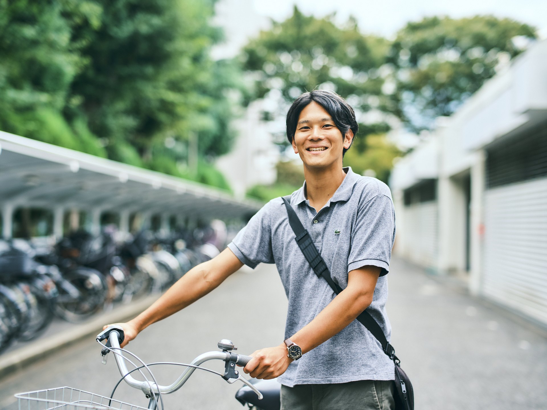 自転車の傍らで笑顔の渡邉さんの写真