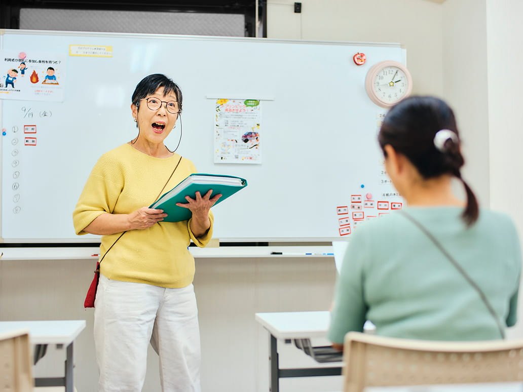 写真：発声練習プログラムを行う粟野さん