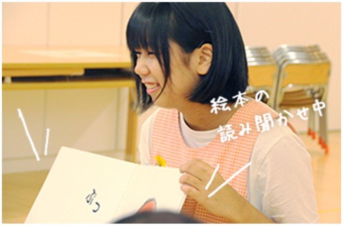 絵本の読み聞かせをする志賀さんの写真