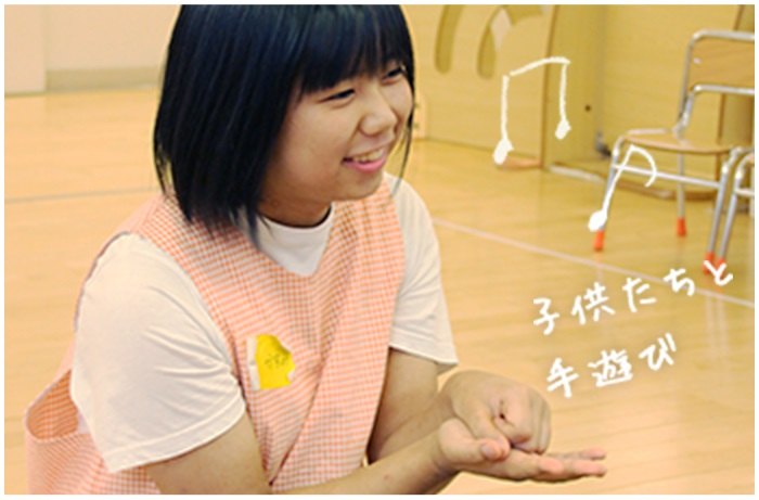 子供たちと手遊びをする志賀さんの写真