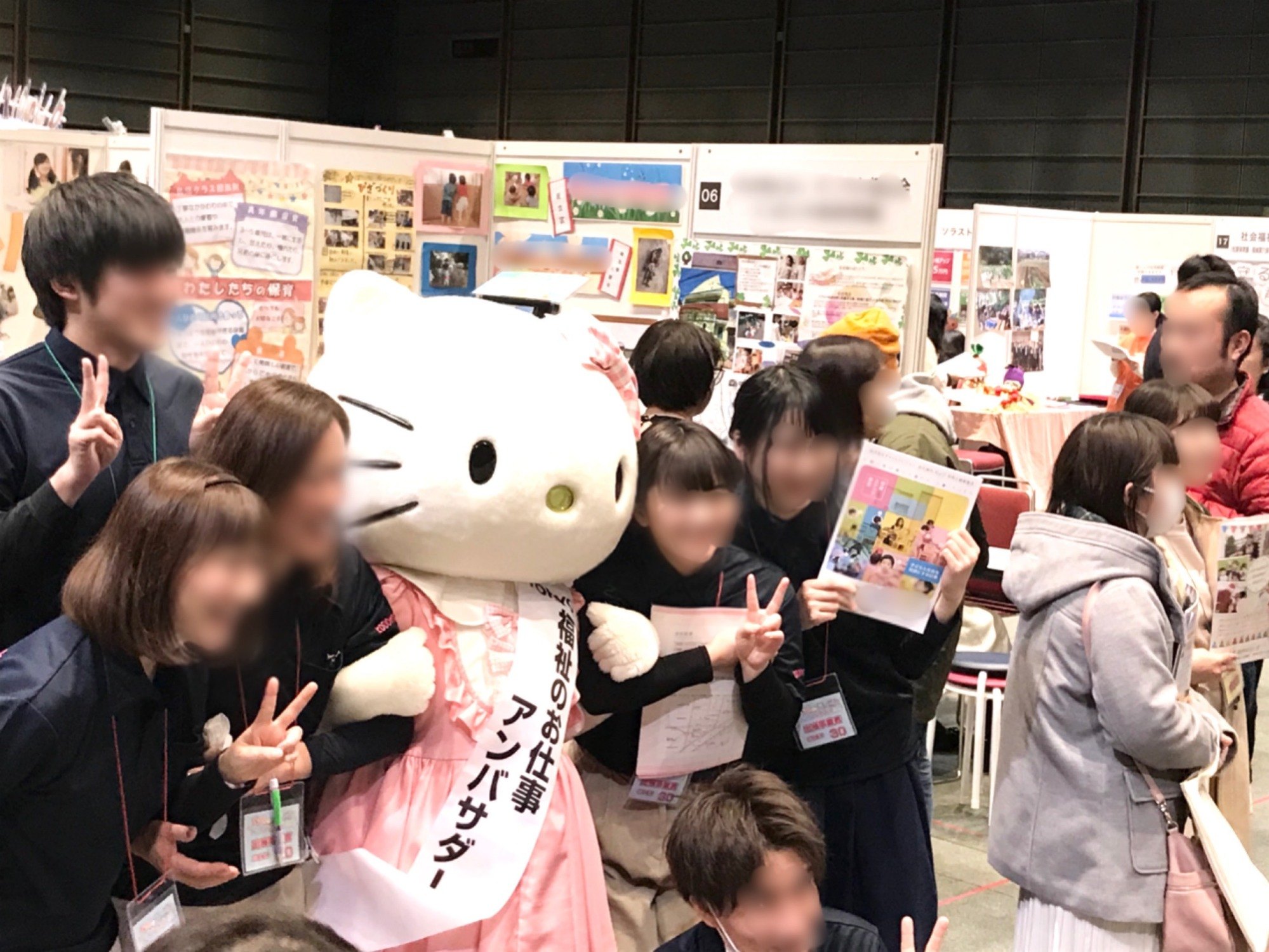 皆さんと記念撮影をするキティちゃんの写真