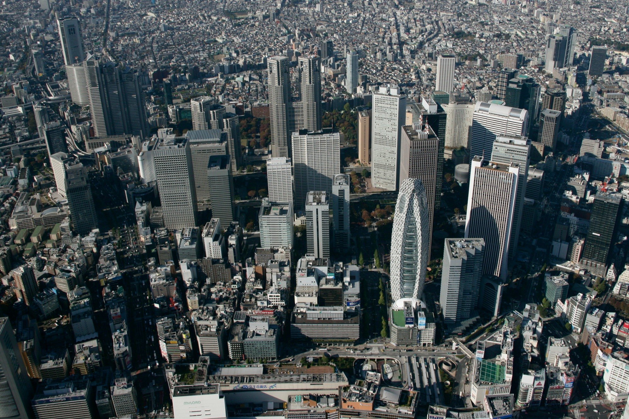 新宿駅周辺を上空から撮った高層ビルが並ぶ写真