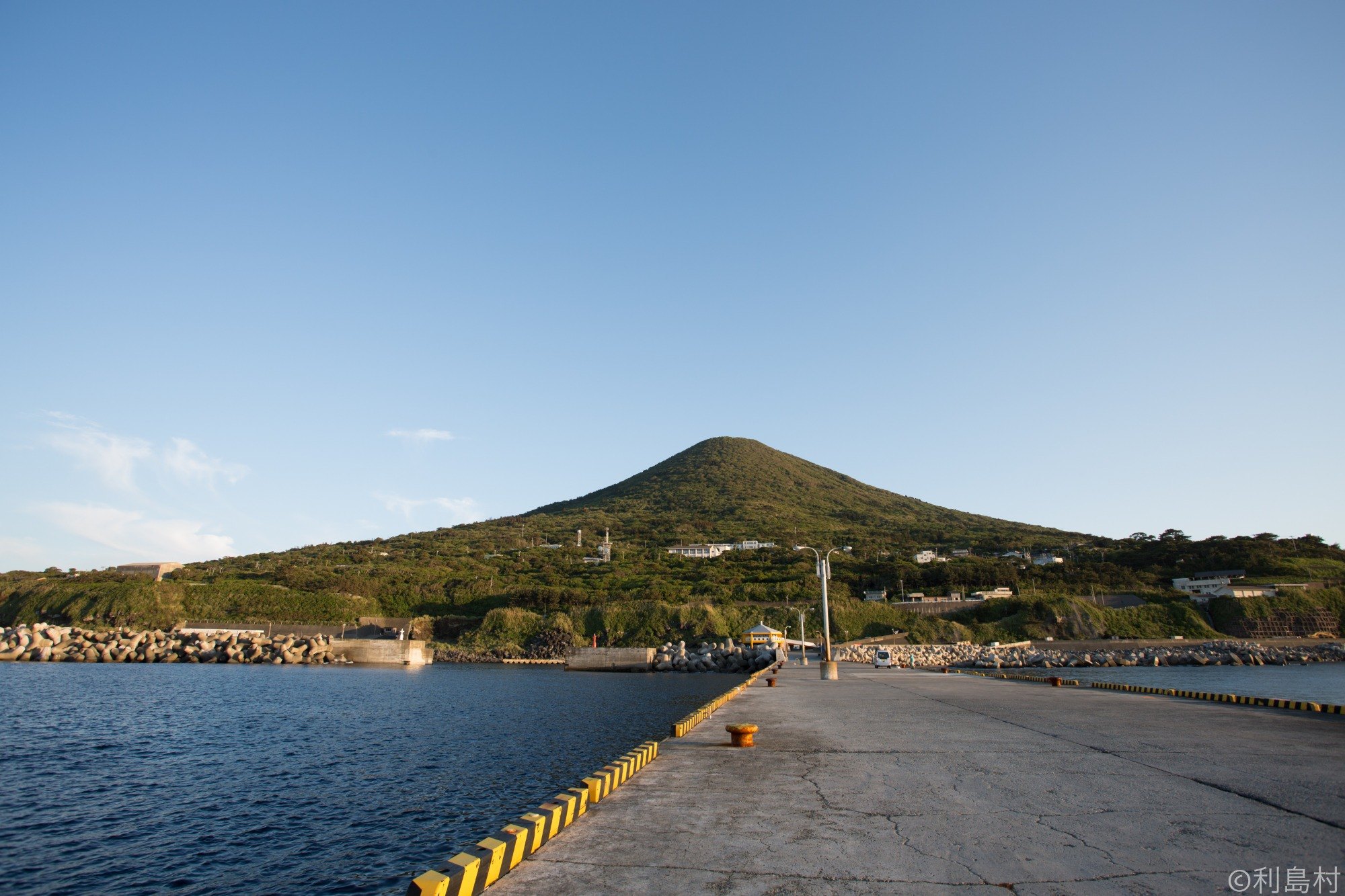 山と港の風景写真